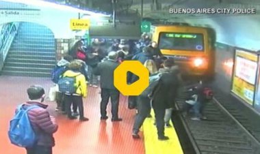 بینید | لحظه هولناک پرت شدن زن جوان روی ریل مترو