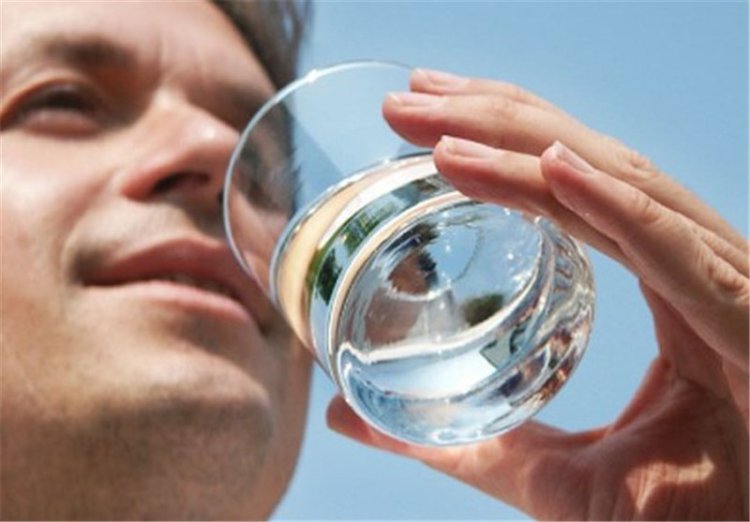 ۱۲ فایده باور نکردنی نوشیدن آب داغ