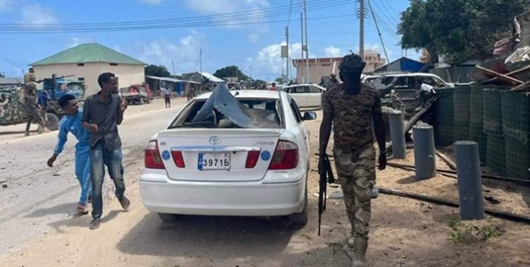 انفجار خودروی بمب‌گذاری شده و حمله مسلحانه به هتلی در سومالی