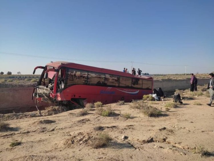 مصدومیت ۱۷ نفر در واژگونی اتوبوس در قزوین
