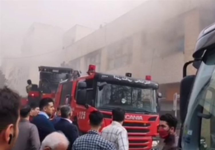 مهار آتش سوزی در بازار تره‌بار آبادان