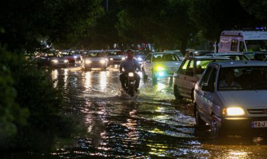 آبگرفتگی معابر و جاری شدن سیلاب در شیراز
