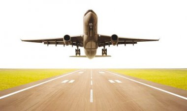 ببینید | تصادف عجیب هواپیما و خودرو هنگام فرود!