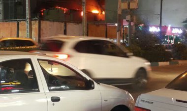 آتش نشانان ۶۰ نفر را از محاصره آتش مجتمع تجاری اهواز نجات دادند