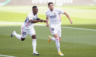 ببینید | لحظه ورود توپ والورده به بالکن واحد مسکونی پشت استادیوم