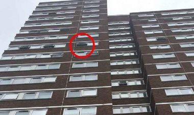 ببینید | نجات معجزه آسای کودک در حال سقوط توسط یک عابر!