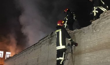 انبار آتشین کتاب در خیابان دهنادی شیراز مهار شد