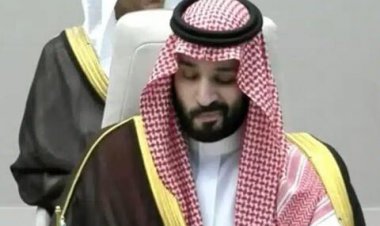 ببینید | حرکات جنجالی و عجیب پادشاه عربستان هنگام سخنرانی