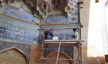 مرمت کتیبه سر در مسجد جامع عتیق در شیراز