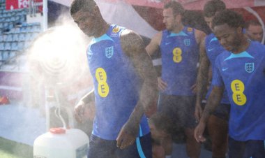 ببینید| انگلیسی‌ها در قطر طاقت گرمای هوا را ندارند