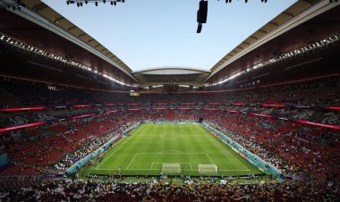 لحظه رونمایی از جام قهرمانی توسط مارسل دسایی