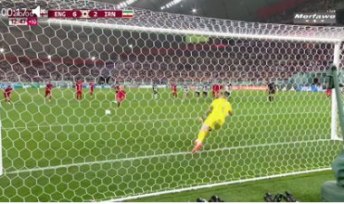 گل دوم ایران مقابل انگلیس از روی نقطه پنالتی توسط طارمی