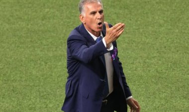 تصاویری از بوسه‌های کی‌روش برای تشکر از هواداران حاضر در ورزشگاه