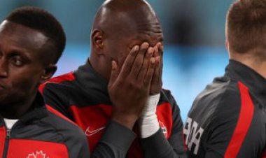 عکس| اشک‌های مدافع کانادایی در لحظه سرود ملی