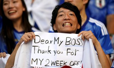 قدردانی ویژه یک ژاپنی هوادار فوتبال در جام جهانی، از مدیرش!