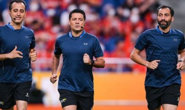 علیرضا فغانی به همراه دستیارانش مشغول گرم کردن خود پیش از دیدار برزیل - صربستان