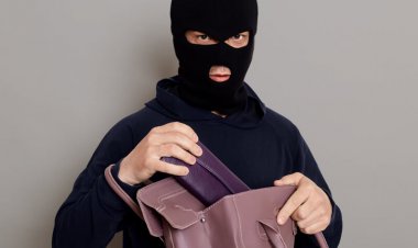 ببینید| دزدیدن کیف در جایی که فکرش را نمی کنید