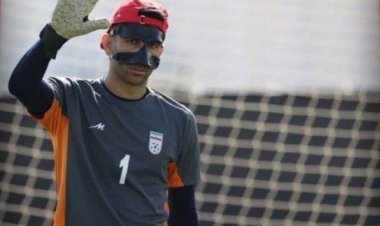 تصویری از علیرضا بیرانوند که به دلیل مصدومیت به بازی با ولز نرسید