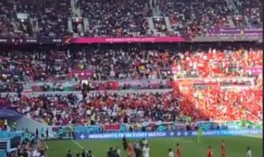 تشویق بازیکنان تیم ملی بعد از پایان نیمه اول توسط تماشاگران