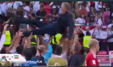 پرواز کارلوس کی‌روش روی دست بازیکنان