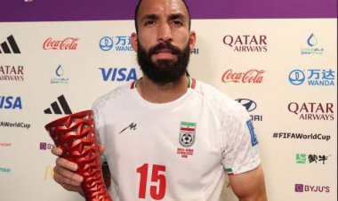 کاپ بهترین بازیکن ایران - ولز در دست روزبه