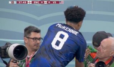 فیلم| حرکت عجیب بازیکن آمریکا با خبرنگار کنار زمین!