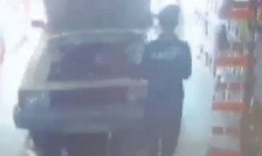 فیلم| لحظه ترمز بریدن وانت پیکان در تعمیرگاه