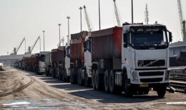 تردد روان و پرحجم کامیون‌ها در بندرامام خمینی