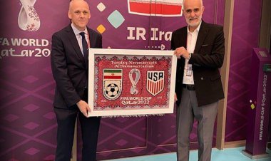 اهدای فرش ویژه بازیامشب به مدیر تیم آمریکا