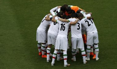 حلقه اتحاد بازیکنان ایران قبل از ورود به زمین