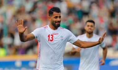 اهدای‌لباس‌ایران از سوی کنعانی‌زادگان به یک تماشاگر