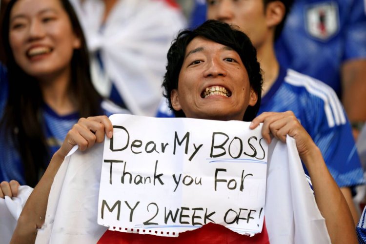 قدردانی ویژه یک ژاپنی هوادار فوتبال در جام جهانی، از مدیرش!