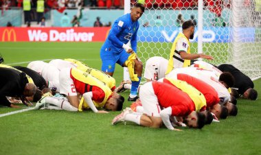 سجده شکر بازیکنان مراکش پس از صعود