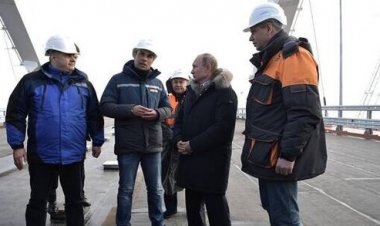 پوتین با خودروی خود از پل کریمه عبور کرد