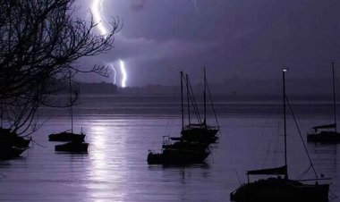 ببینید| برخورد ترسناک صاعقه به یک قایق