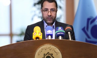 رئیس کل بانک مرکزی: ارائه ندادن خدمات به افراد بی حجاب صحت ندارد