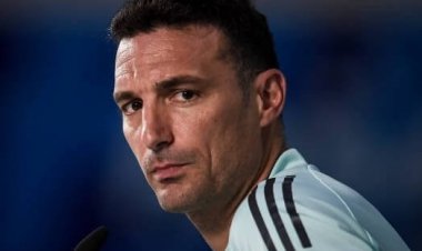 شادی رمانتیک پدر-پسری در جنجالی‌ترین بازی جام