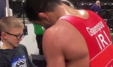 فیلم| صف کودکان آمریکایی برای امضا گرفتن از قهرمان ایرانی