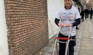 پاک کردن شعارها از دیوارهای سفارت انگلیس  در تهران