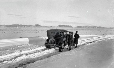 عکس زیرخاکی برفگیر شدن خودروها در فارس ؛ ۹۳ سال پیش