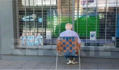 پیرمردی که تمام بازیهای آرژانتین را از ویترین فروشگاه تماشا کرد