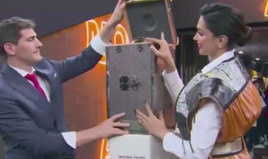 فیلم| ایکر کاسیاس از جام قهرمان رونمایی کرد