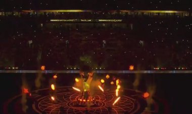 مراسم آتش بازی پیش از ورود بازیکنان دو تیم