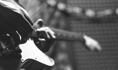 ببینید | لحظه حمله وحشیانه یک مرد وسط خیابان به یک دلیل باورنکردنی!