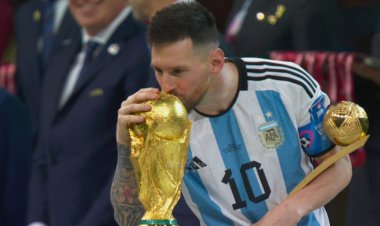 لحظه اهدای کاپ قهرمانی به آرژانتین و بالابردن آن توسط مسی