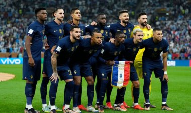 اهدای مدال نقره جام جهانی به اعضای تیم فرانسه