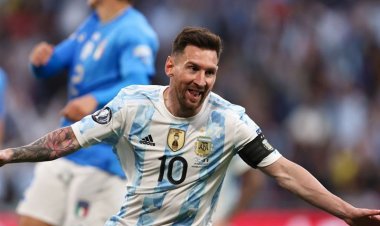 برافراشتن پیراهن غول پیکر مسی در زادگاهش در آرژانتین