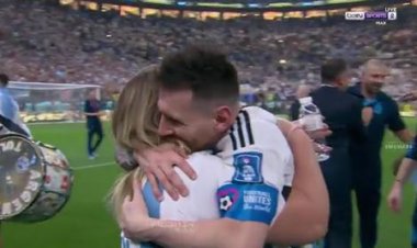 ببینید| لحظه احساسی در آغوش گرفتن مسی و مادرش بعد از قهرمانی