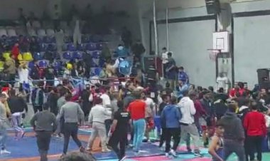 ببینید | کتک کاری در سالن کشتی