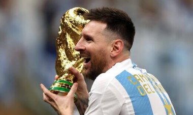 عکس یادگاری مسی با نوه مارادونا